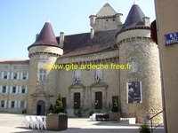 La place de l'hôtel de ville avec le château d'AUBENAS en ARDECHE